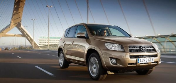 За своето трето поколение RAV4 порасна и се разви, придобивайки нов, по-изтънчен облик. Стана изключително превозно средство с пет врати, което отразява промените в предпочитанията на клиентите. Базиран на изцяло нова платформа за своето трето поколение, този модел беше с 19 см по-дълъг като цяло. Допълнително версия с още по-дълга база също беше създадена за продажба в Съединените щати и други пазари. Моделът отбеляза дебюта на нова система за задвижване на всички колела на Toyota с електронно контролиран съединител,, който работи автоматично в зависимост от скоростта на автомобила, ъгъла на завиване и G-силите! Бяха допълнително разработени контрол за подпомагане при спускане и контрол за подпомагане при потегляне по наклон. Изборът на двигатели също обновен и разширен с 2.0, 2.4, 2.5 и 3.5-литрови бензинови плюс нов 2.2-литров дизел.